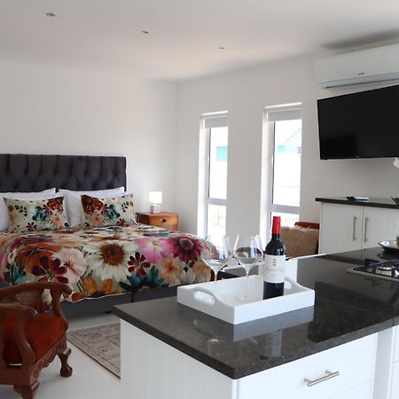 Nivenia Beach House Betty's Bay Eksteriør billede