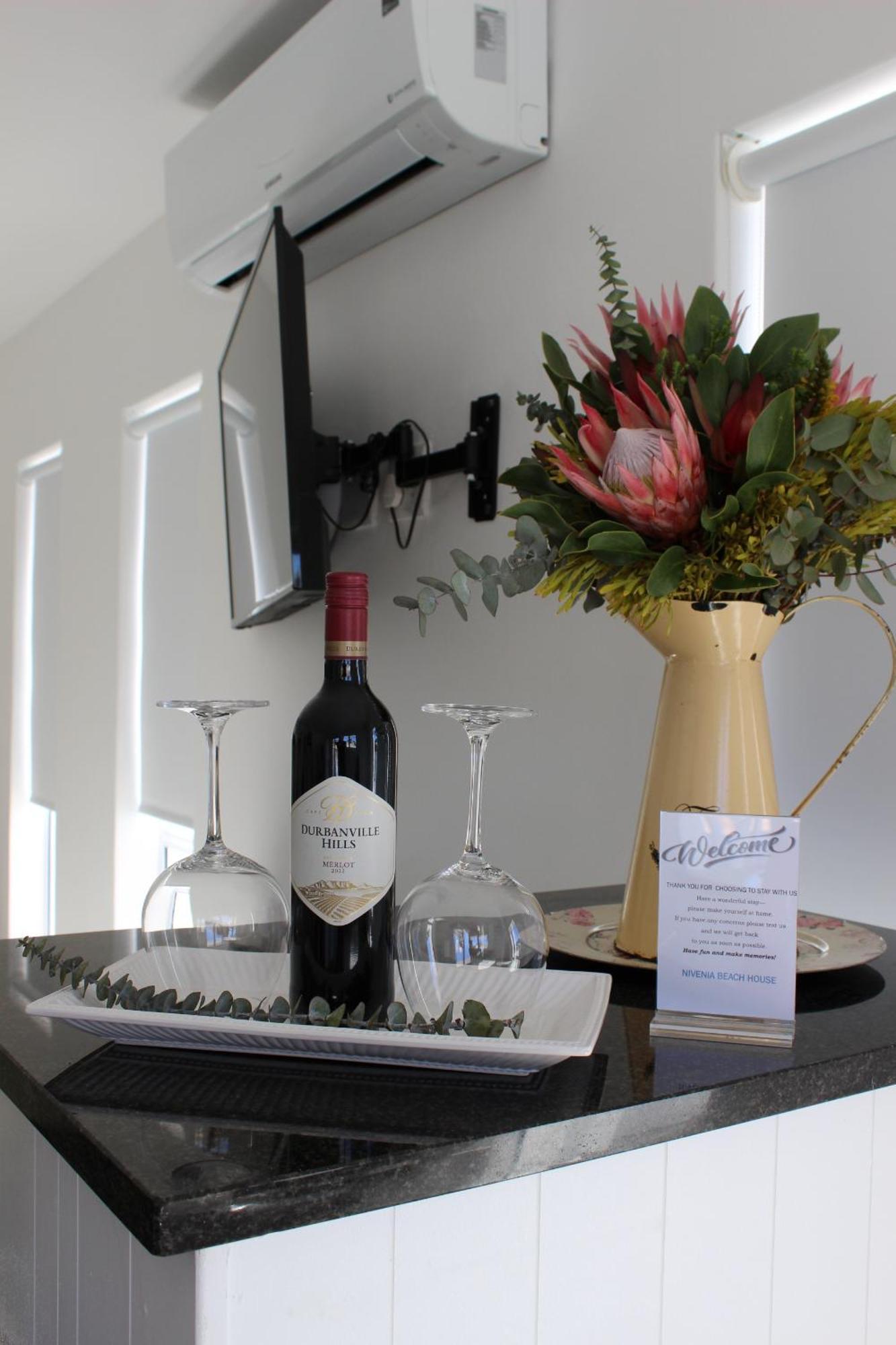 Nivenia Beach House Betty's Bay Eksteriør billede